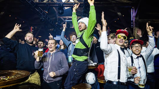 Tanzen in der Kuhbar Arosa: «Zigezagezigezage» – «Hoi hoi hoi»: Die Stimmung in der Kuhbar oberhalb von Arosa ist am Dampfen.