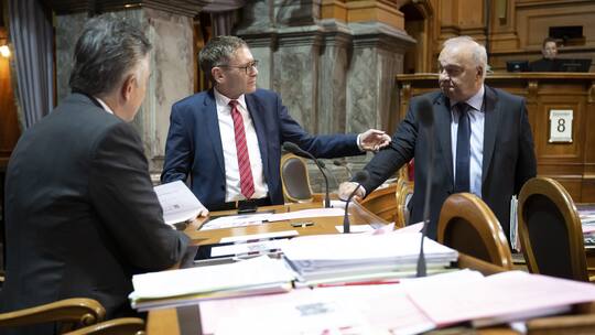 Ständerat Pirmin Bischof, Mitte-So, der die Motion für einen vollen Teuerungsausgleich bei den AHV- und IV-Renten eingereicht hat, diskutiert mit seinem Amtskollegen Alex Kuprecht, SVP-SZ, während der Wintersession am 8. Dezember 2022 in Bern