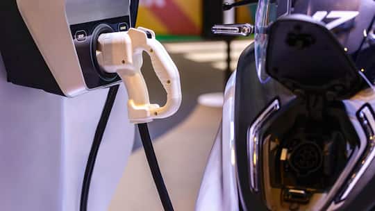 Ein elektrischer Roller wird mithilfe einer Ladestation aufgeladen. In der Schweiz werden immer mehr E-Scooter gekauft. Diese Gedanken sollte man sich im Vorfeld machen.