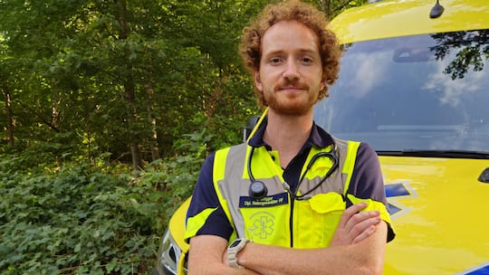 Porträt von Lukas Brügger - Lukas Brügger (28) rettet beruflich Leben. Trotz Fachkräftemangel im Rettungswesen verlangt die Armee jetzt plötzlich 100 Diensttage von ihm – 43 davon rückwirkend