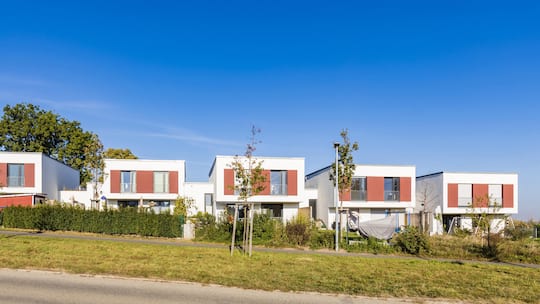 Einfamilienhäuser - Viele Immobilienbesitzer haben aus Angst vor dauerhaft höheren Zinsen Ihre Hypotheken in den letzten Jahren falsch refinanziert - und zahlen heute teils zehntausende Franken mehr als nötig