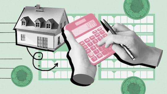 Zwei Hände bedienen einen Taschenrechner vor einem Haus und Münzen. Welche Kosten einer Immobilie sich von der Steuererklärung abziehen lassen.