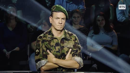 Kabarettist Vincent Kucholl in der Rolle des stellvertretenden Waffenplatzkommandanten