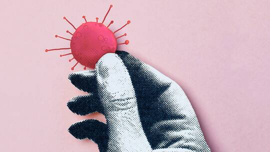 Illustration einer Hand, die das Covid-Symbol hält: Steigt das Langzeitfolgen-Risiko wirklich mit jeder Ansteckung?