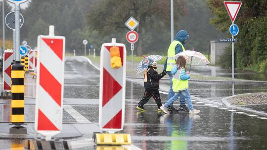 Hünenberg: Der Zebrastreifen an der Sinserstrasse wurde bei der Sanierung entfernt. 20 Schulkinder müssen aber über diese Strasse zur Schule.