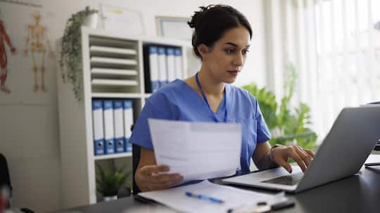 Medizinerin vor dem PC - Die Krankenkassen scheitern erneut beim Versuch, bei Ärzten Geld zurückzuverlangen. Das Bundesgericht gibt einer Zürcher Ärztin recht und rügt die Berechnungsmethode der Versicherungen