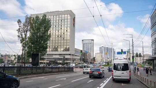 Autos auf einer Strasse in Kiew Ende Juli 2022