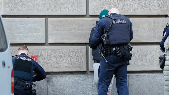 Polizisten durchsuchen einen verdächtigen Passanten: Lautstark diskutieren Medien und Politik die polizeiliche Kriminalstatistik jedes Jahr. Doch sie wird oft überschätzt.