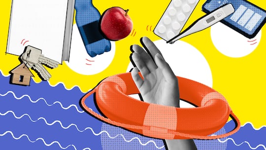Eine illustrierte Hand greift durch einen Rettungsring, über dem sich mehrere Gegenstände wie Apfel, Hausschlüssel oder Medikamente befinden. Wer in der Schweiz auf Sozialhilfe angewiesen ist, sieht sich mit unzähligen Gesetzen und Vorschriften konfrontiert. Das müssen Sie wissen, wenn Sie Sozialhilfe beantragen müssen.