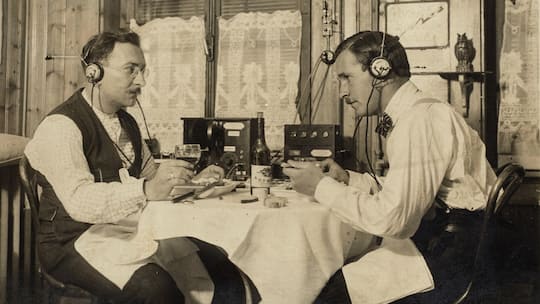 Radiohörer beim Essen