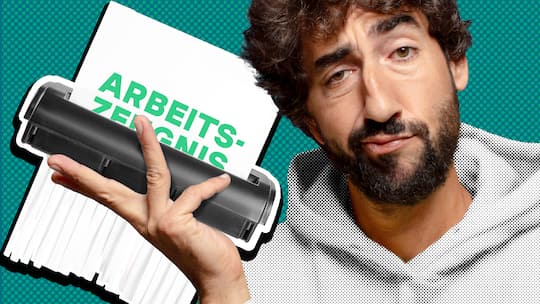 Mann lässt ein Arbeitszeugnis durch den Shredder - Worauf es bei Arbeitszeugnissen ankommt.