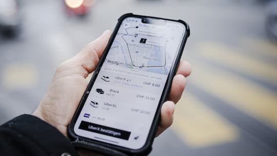 Mann nutzt Uber-App in der Stadt Zürich