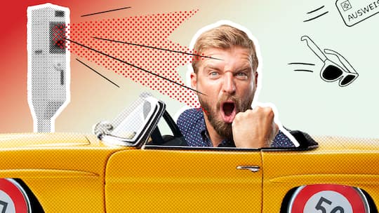 Ein schimpfender Mann in einem gelben Auto mit "Tempo 50" Reifen fährt an einem Blitzer vorbei. Diese Irrtümer kursieren beim Thema Tempo im Strassenverkehr.