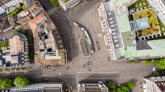 Blick von oben auf den Zürcher Paradeplatz, das Herz der Schweizer Finanzbranche