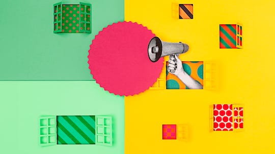 Eine grüne und eine gelbe Hauswand, aus deren Fenster eine Hand mit Megafon herausragt. Wie viel Lärm man unter Nachbarn ertragen muss.