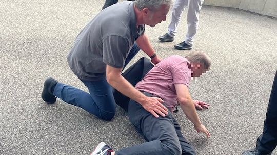 Beobachter-Redaktor Peter Johannes Meier kümmert sich um den Ex-Ehemann der Angeklagten