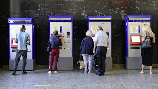 Verschiedene Personen an Ticketautomaten