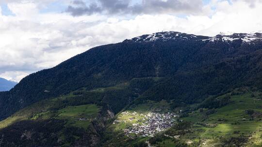 Visperterminen, darüber der «heilige Berg» Gibidum.Das Dorf Visperterminen im Sonnenlicht und oben das Gibidum mit dem Sendemast, waehrend der Reportage ueber die Energiewende, in Visperterminen, Wallis, am Mittwoch, 22. Mai 2024. (Foto: Dominic Steinmann)
