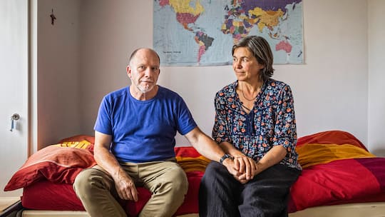 Die Eltern im ehemaligen Zimmer des Sohns.