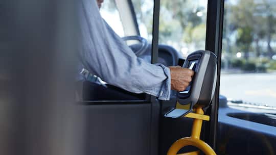Mann hält Ticket an den Automaten im Bus - Der Beobachter hat einen Aufruf zu «Sekundenbussen» im ÖV gestartet. Auch eine Kontrolleurin hat sich gemeldet – und sagt, warum sie meistens kein Auge zudrückt