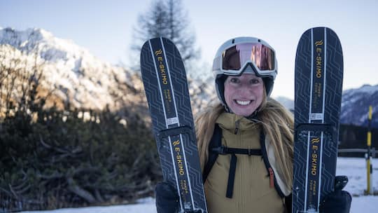 Tina Fischer mit dem E-Tourenski - Der erste E-Ski der Welt kommt aus San Bernardino. Er erleichtert den Aufstieg um 30 Prozent, wiegt aber schwer und kostet 5000 Franken