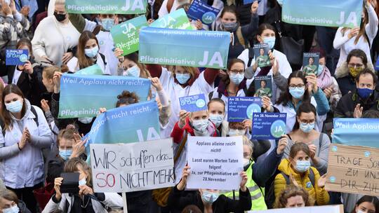 Protestierende setzen sich im Oktober 2021 am Walk of Care in Bern für die Pflegeinitiative ein