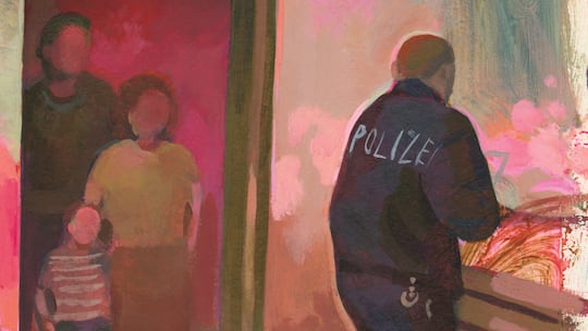 Die Polizei durchsucht das Haus einer Familie