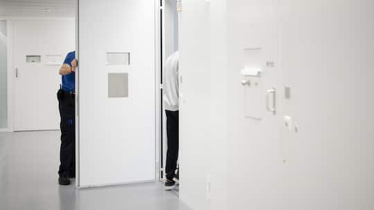 Staatsanwälte können bei Verdacht einschneidende Zwangsmassnahmen verhängen.