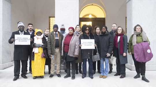 Opfer und Angehörige demonstrieren vor dem Bundesstrafgericht in Bellinzona, Schweiz, vor dem Beginn des Prozesses gegen Gambias ehemaligen Innenminister Ousman Sonko