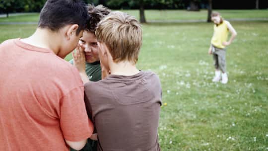 Schüler tuscheln miteinander