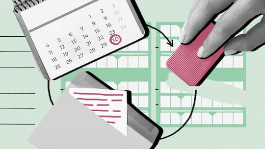 Eine Hand hält einen Radiergummi und entfernt Einträge in der Steuererklärung. Kann man Fehler in der Steuererklärung nachträglich noch korrigieren