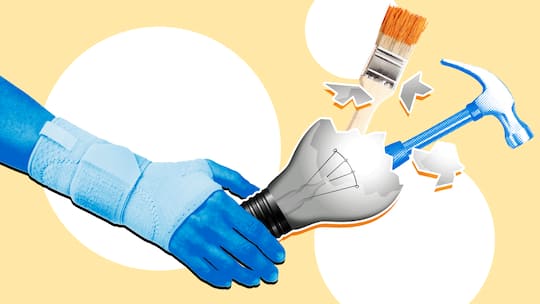 Eine bandagierte Hand mit einer zerbrochenen Glühbirne, aus der ein Pinsel und ein Hammer ragen. Was gilt beim Arztzeugnis?