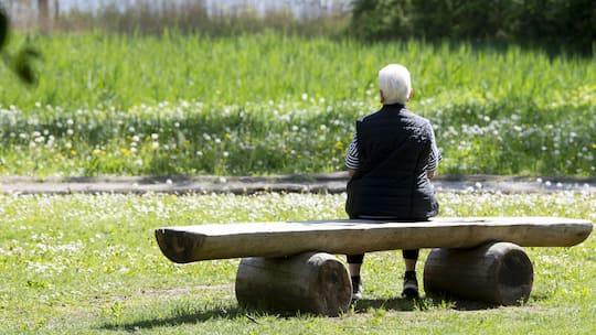 Die Rentnerin sitzt auf einer Bank - Yvonne Berger wollte ein Antivirenprogramm installieren und geriet dabei in die Fänge eines internationalen Betrügerrings. Ein Westschweizer Jugendlicher half, das ergaunerte Geld in den Kongo zu schleusen