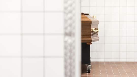 Ein Sarg in einem Bestattungsinstitut - Eine Basler Katholikin will auf keinen Fall kremiert werden, scheitert aber an den Friedhofsgebühren. SOS Beobachter springt ein