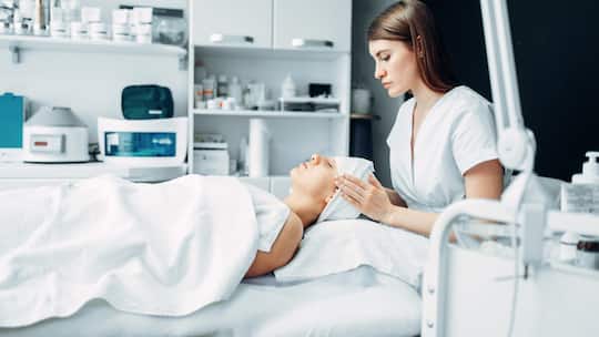 Gesichtsbehandlung bei der Kosmetikerin