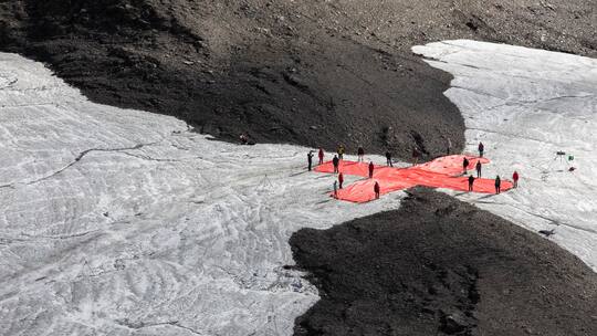 Protest der Klimaseniorinnen gegen Gletscherschmelze: Pflaster auf dem Tsanfleuronpass zwischen der Waadt und dem Wallis .
