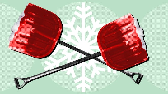 Zwei rote Schneeschaufeln vor einem Schneekristall. Wer ist im Mietshaus und im Stockwerkeigentum zum Schneeräumen verpflichtet? Die Antworten auf die häufigsten Fragen zur Räumungspflicht