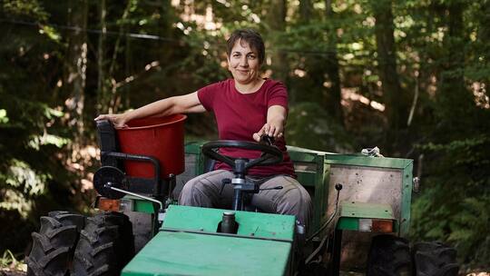 Agnes Betschart bei der bei der Arbeit auf ihrem Hof. Wer in der Landwirtschaft arbeitet, erkrankt doppelt so oft am Erschöpfungssyndrom wie der Rest der Bevölkerung. Warum?