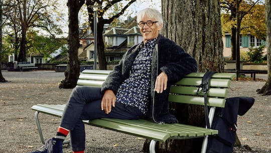 Er knüpft vielerorts Kontakte, auch in einer Pétanquegruppe macht er mit: der pensionierte Hausarzt Peter Knöpfel