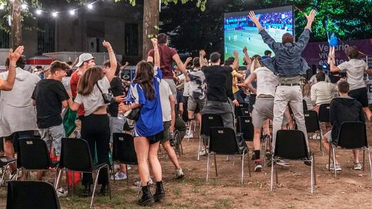 Public Viewing: Fussball EM Europameisterschaft Euro 2024 Die EM wird auch in Bars, Gärten und auf Plätzen geguckt. Was gilt für Fairplay in der Nachbarschaft? Eine Übersicht.