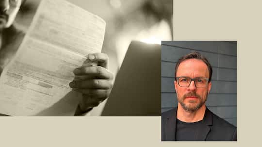 Collage mit Porträt von Christian Fichter - Inkassofirmen wie Letterdata nutzen gezielt Ängste aus, um unberechtigte Forderungen durchzusetzen. Weshalb wir so anfällig für diese Masche sind, erklärt Wirtschaftspsychologe Christian Fichter
