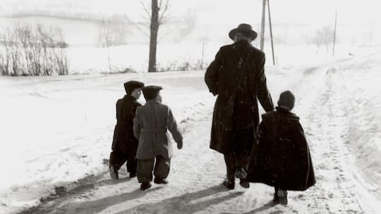Alfred Siegfried, pädophiler Gründer von Pro Juventute, mit «Kindern der Landstrasse», 1953.