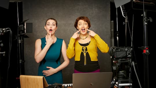 Julia Schiwowa (links) und Barbara Böhi beim Einsingen