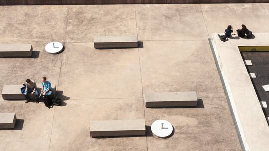 Studierende sitzen auf der Steinterrasse vor der Universität Zürich. Geht es nach einem politischen Vorstoss der Mitte-Partei, sollten sie künftig länger arbeiten. Was der Vorschlag zur Lebensarbeitszeit konkret bringen soll.