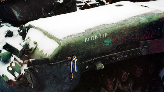 «Putin R. I. P.», steht auf einem zerstörten russischen Panzer