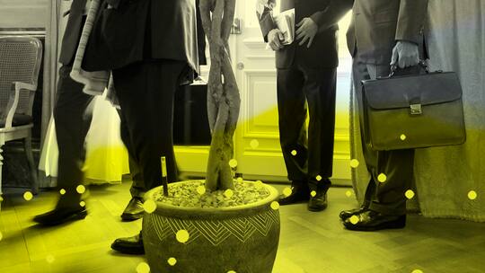 Lobbyisten im Bundeshaus (Symbolbild); Ewiges Gift: So will die Chemie-Industrie ein Verbot verhindern Riesige Budgets und fragwürdige Argumente: Eine neue internationale Recherche zeigt, wie heftig die Industrie gegen ein geplantes Verbot lobbyiert.