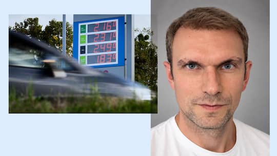 Collage BeobachterThemenbild: Keystone Image ID 727125465 Une voiture passe devant une station-service avec les prix de l'essence (ici le sans plond 95 a 2.16 chf/L, super plus 98 a 2.31 chf/L, Diesel a 2.49 chf/L, et gaz naturel a 1.83 chf/L), le v…