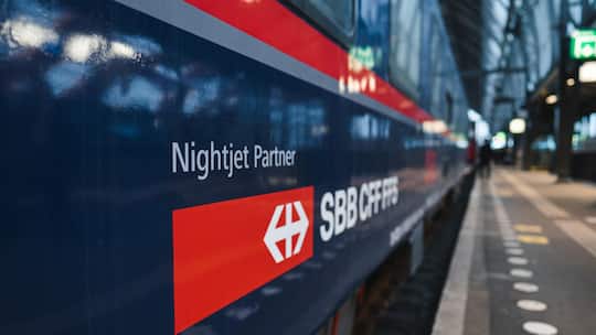 https://brand.sbb.ch/d/k7TF5BpX3B3F/media-center***Nachtzug***Aussenansicht eines Nachtzugs, der zwischen Zürich und Amsterdam verkehrt.***SBB CFF FFS Nightjet Partner***- Copyright-Hinweis -Alle angebotenen Inhalte im SBB Media Center sind…