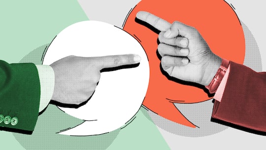 Zwei Männer erheben ihre Hand zu einer mahnende Geste. Im Job dürfen Vorgesetzte etwa verlangen, wie die Arbeit zu erledigen ist, sie dürfen jedoch nicht alles von Gesetzes wegen bestimmen. So ist das Weisungsrecht in der Schweiz rechtlich geregelt