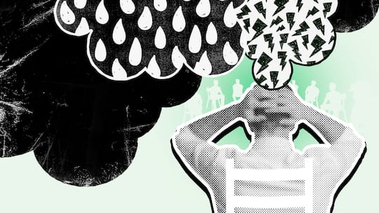 Ein Mann in der Rückansicht fässt sich mit beiden Händen an den Kopf, darüber sind dunkle Wolken mit Regentropfen und Blitzen. Wie sich Depressionen bei Männern äussern.